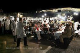 Image du Maroc Professionnelle de  Touristes et marocains dinent dans ses fameux restaurants sur la mythique Place Jemaa El Fana à Marrakech, le 4 Novembre 2007. (Photo / Abdeljalil Bounhar)

 